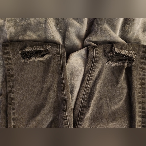 American Eagle Deconstructed Jeans - Picture 5 of 6